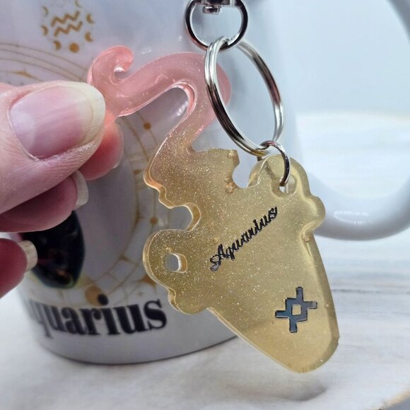 Aquarius Zodiac Candle Gift Set – 11oz Layered Mug Candle + Resin Keychain - Picture 6 of 12